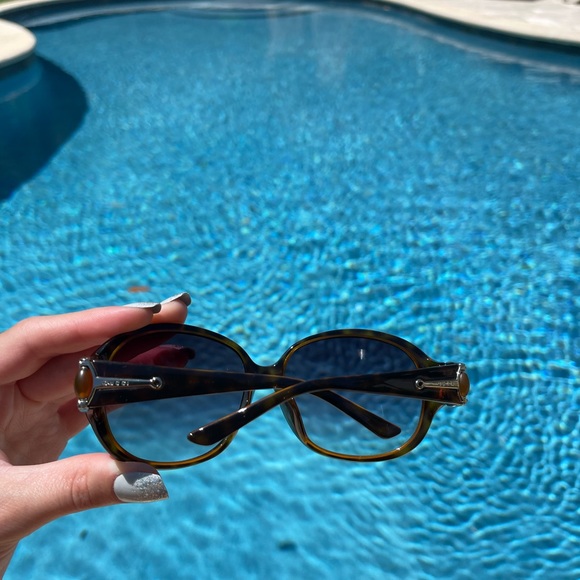 GUCCI ladies sunglasses. Tortoise frame w/ horsebit detail - Picture 5 of 7